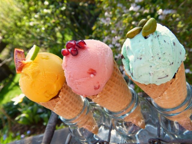 Три цветных мороженого