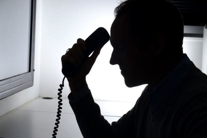 Тень говорящего по телефону мужчины