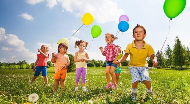 Дети с шариками на природе