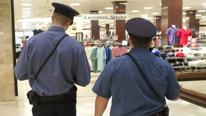 Два полицейских в магазине