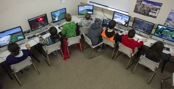 Школьники сидят за компьютерами
