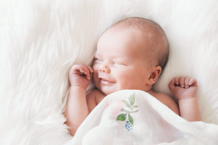 Младенец улыбается во сне
