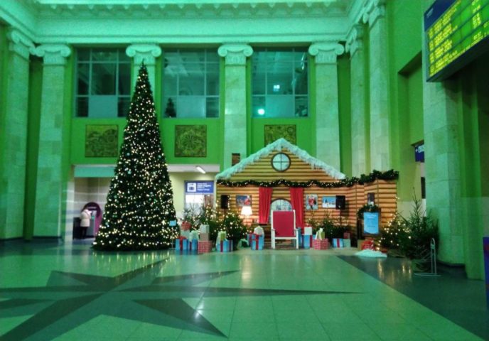 Новогодняя елка на ж/д вокзале Вильнюса