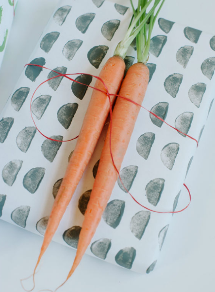 Декор упаковки подарка с морковкой