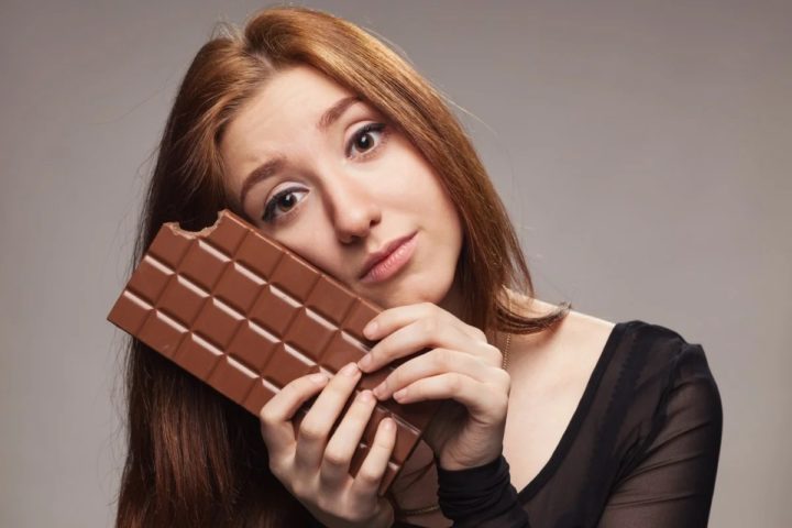 Девушка и шоколад