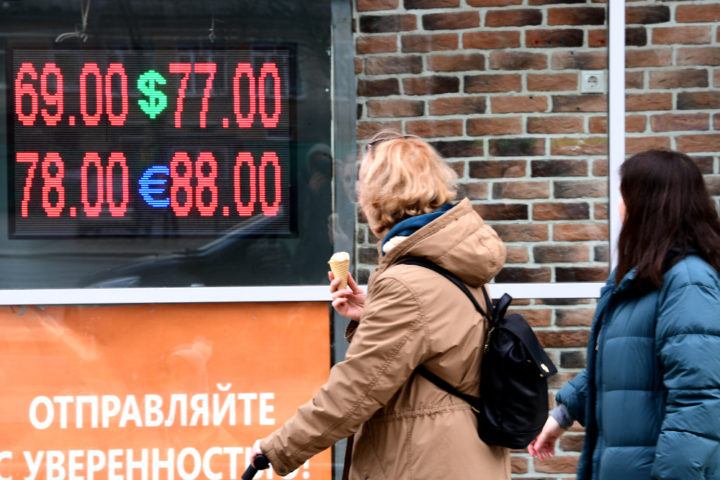 Как спасти свои рубли от обесценивания из-за скачка доллара 2020, да еще и заработать