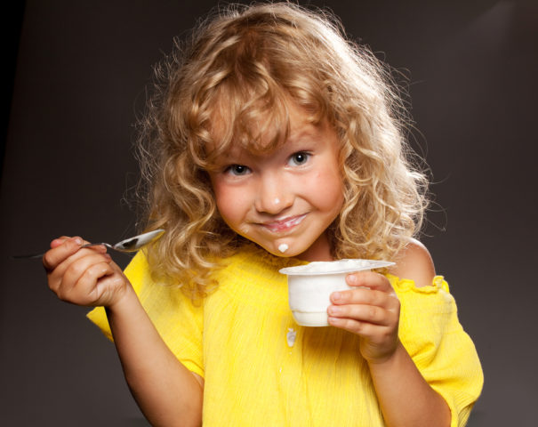 Ребенок и йогурт