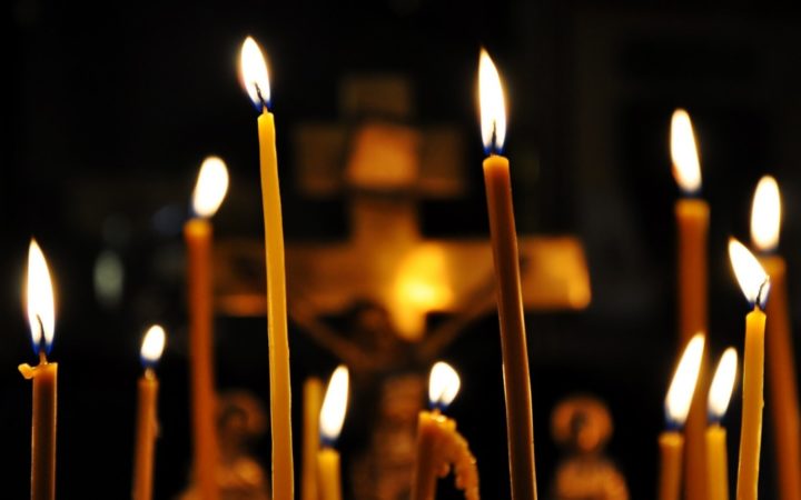 Горящие церковные свечи
