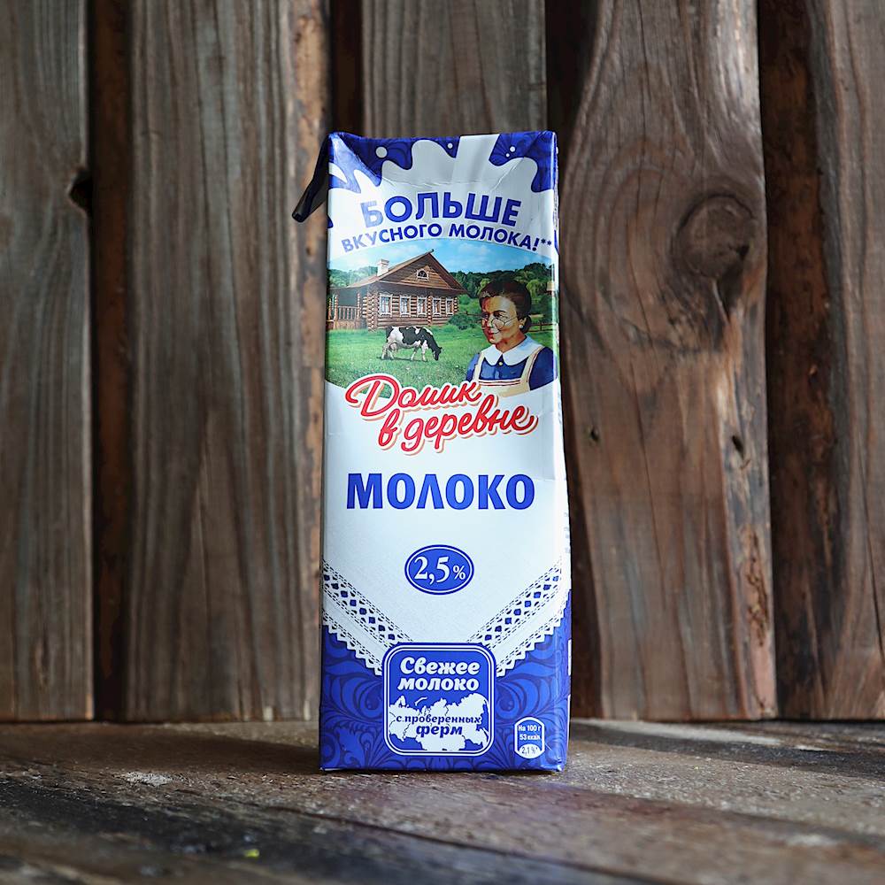 Молоко в упаковке "Домик в деревне"