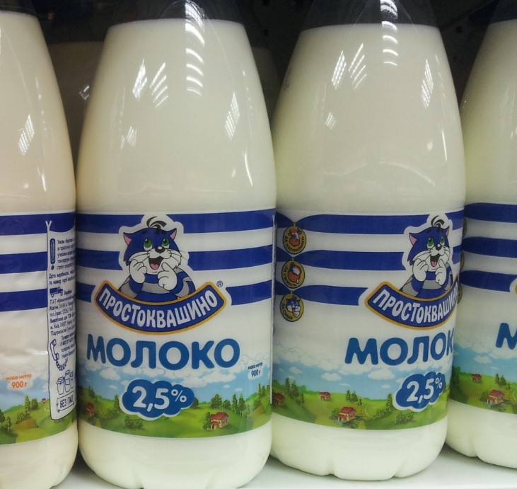 Молоко в пластиковых бутылках "Простоквашино"