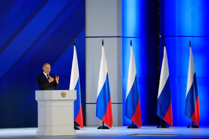 Обращение Путина к Федеральному собранию на фоне российских флагов