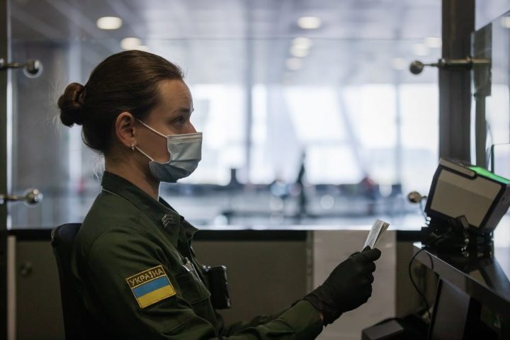 Сотрудница пограничной службы Украины на рабочем месте