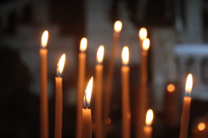 Зажженные церковные свечи 