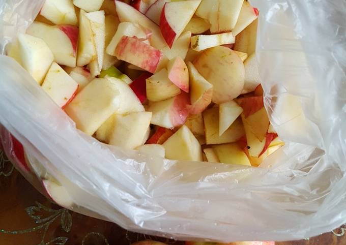 Нарезанные кусочками яблоки в пакете 
