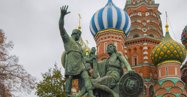 Памятник Минину и Пожарскому на Красной площади в Москве 