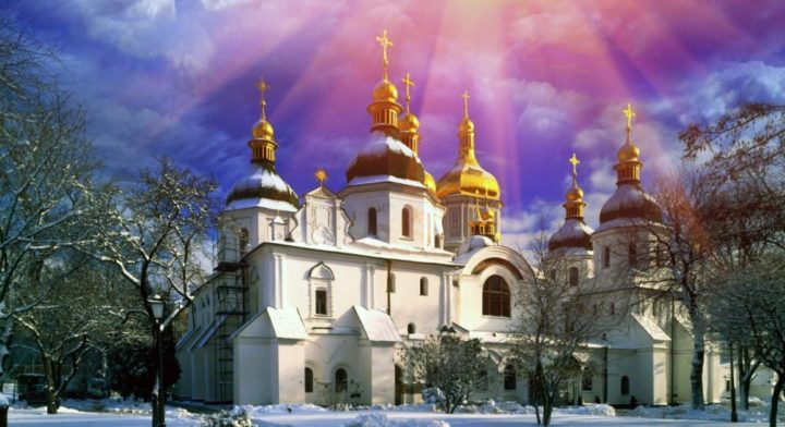Православный храм, озаренный лучами солнца