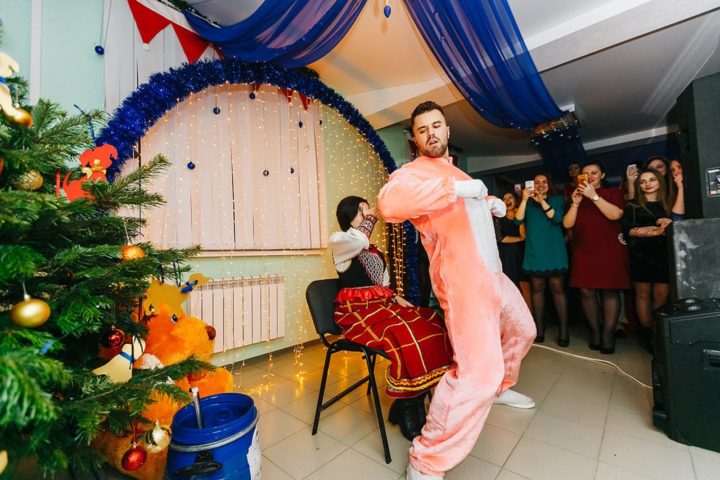 Ряженый мужчина исполняет танцевальный номер по случаю корпоратива на 8 марта