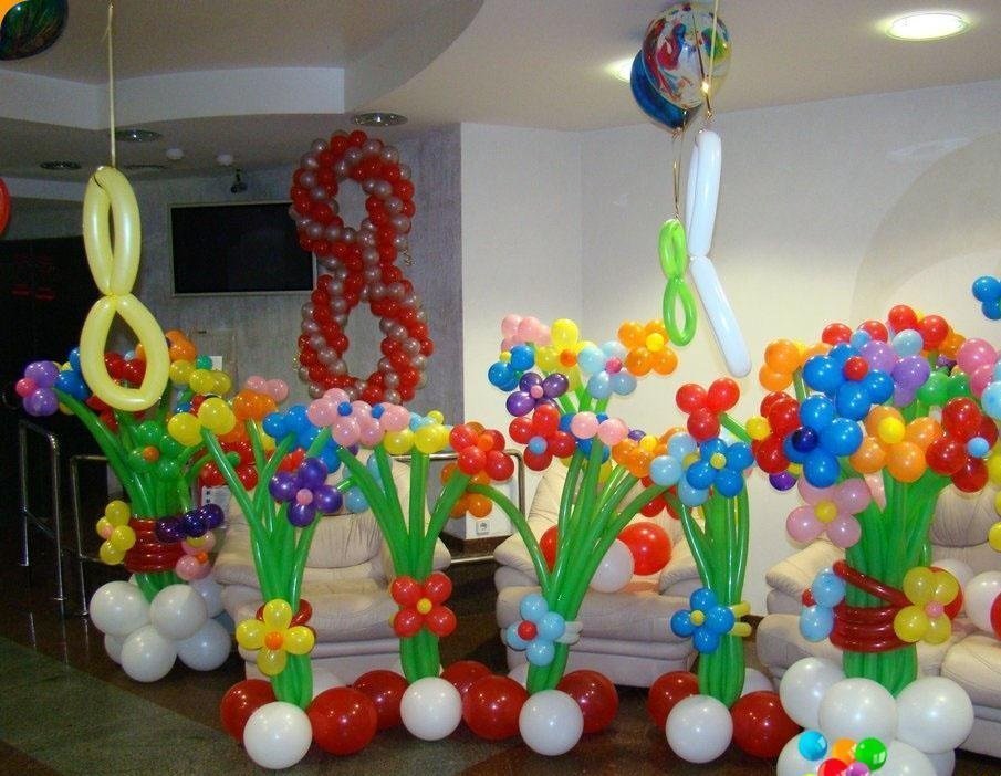 Зал украшенный цветами и цифрами из воздушных шариков